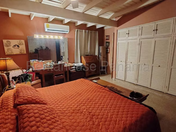 Vendo Casa Espaciosa en Las Cumbres 26-4703GG