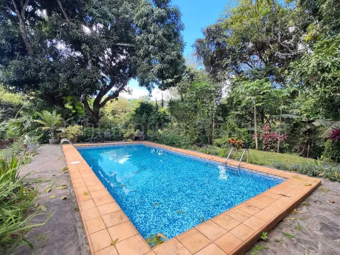 Vendo Casa Espaciosa en Las Cumbres 26-4703GG