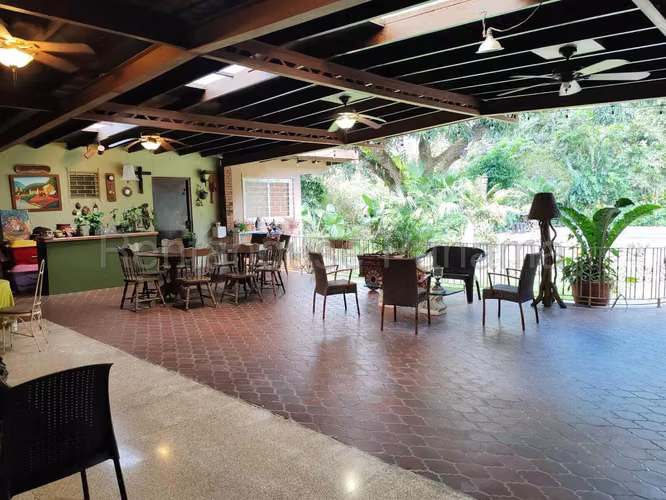 Vendo Casa Espaciosa en Las Cumbres 26-4703GG