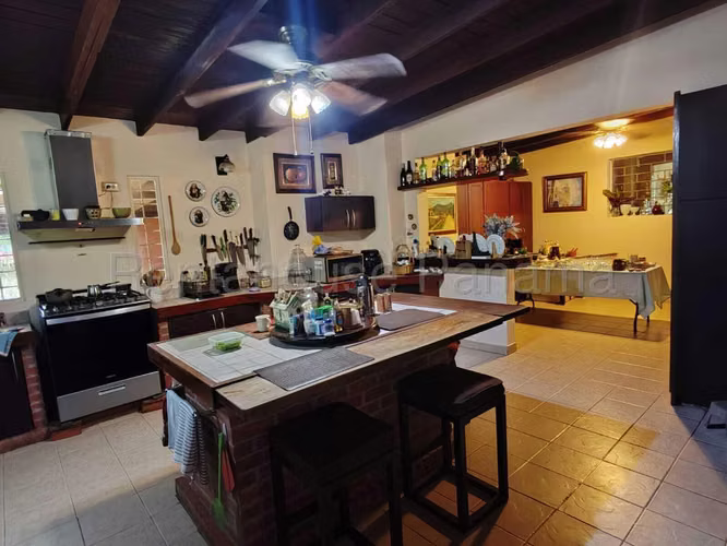 Vendo Casa Espaciosa en Las Cumbres 26-4703GG