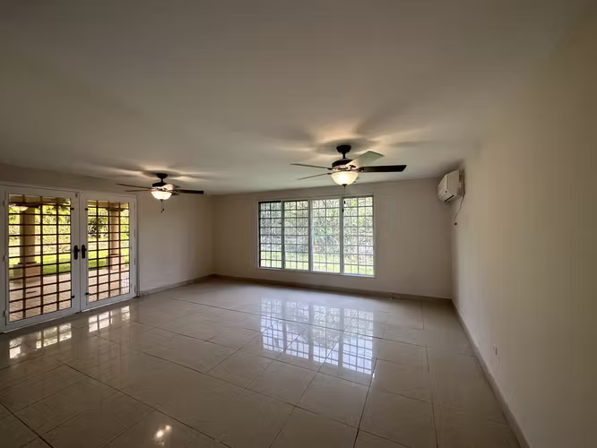 Casa remodelada en venta en Llanos de Curundu Albrook