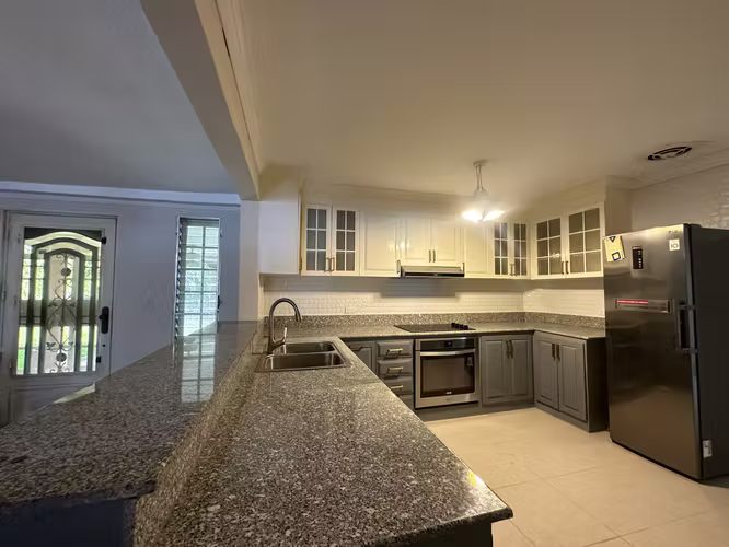 Casa remodelada en venta en Llanos de Curundu Albrook