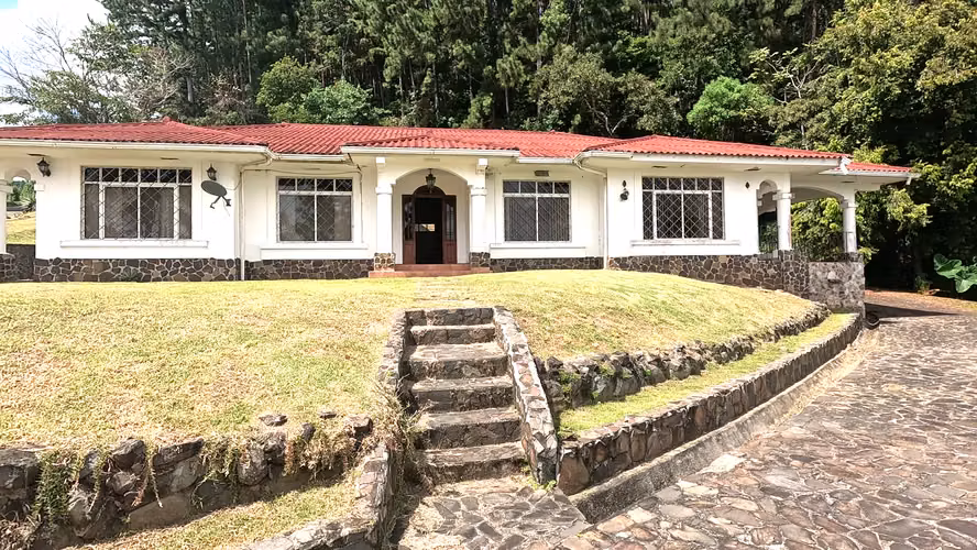 Espaciosa Casa en clima fresco - Sora Panama