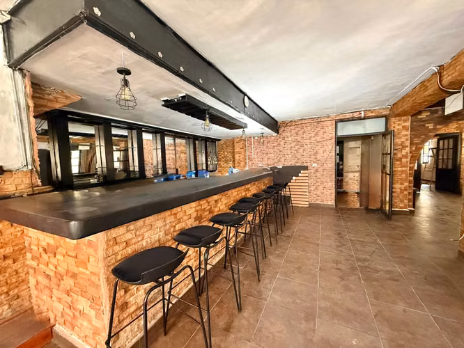 LOCAL IN SAN FRANCISCO - IDEAL FOR RESTORING - 180m2