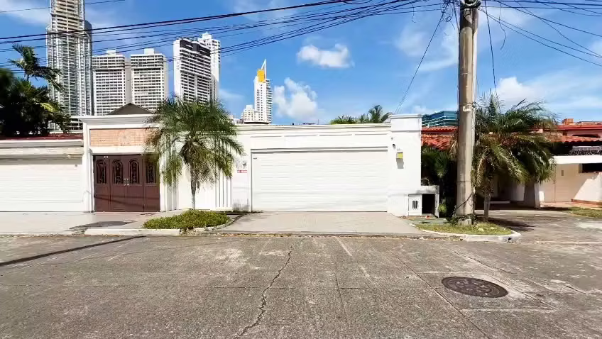 Venta de Casa en La Alameda, 348m² de terreno y 500m² de construcción - Imagen 1