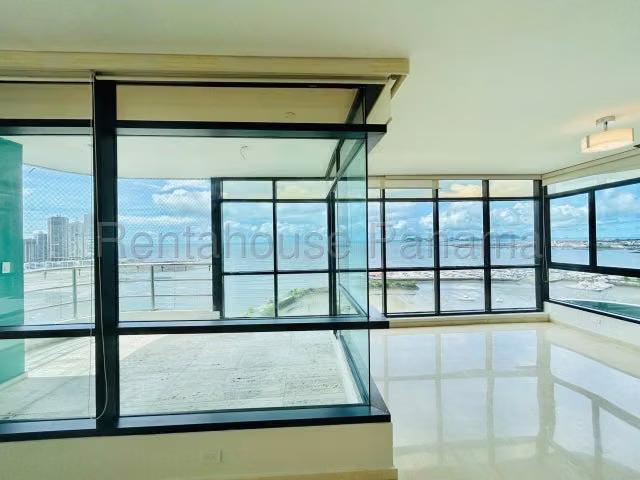 Venta PH Miramar plaza JM