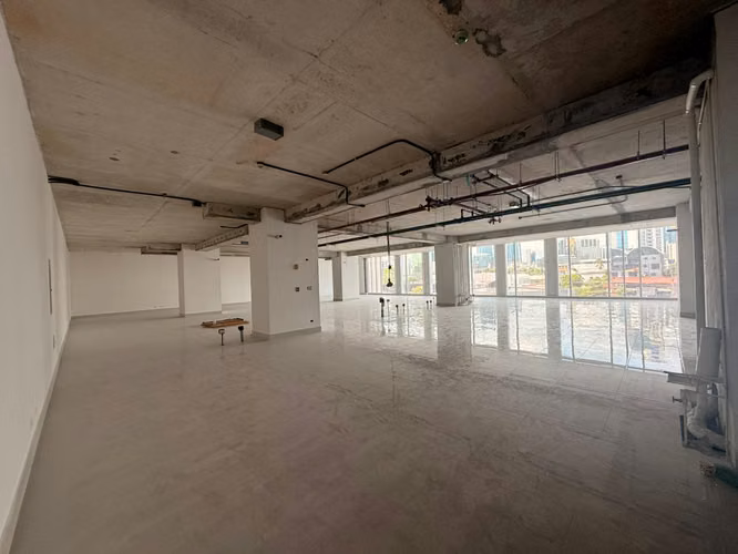 Spacious 425 m² office in The Towers Plaza for rent