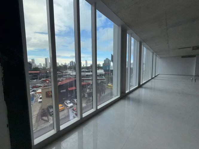 Oficina Amplia en gris de 425 m² en The Towers Plaza en Venta