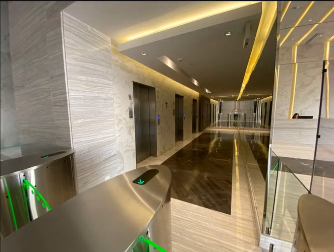 Oficina Amplia en gris de 425 m² en The Towers Plaza en Venta