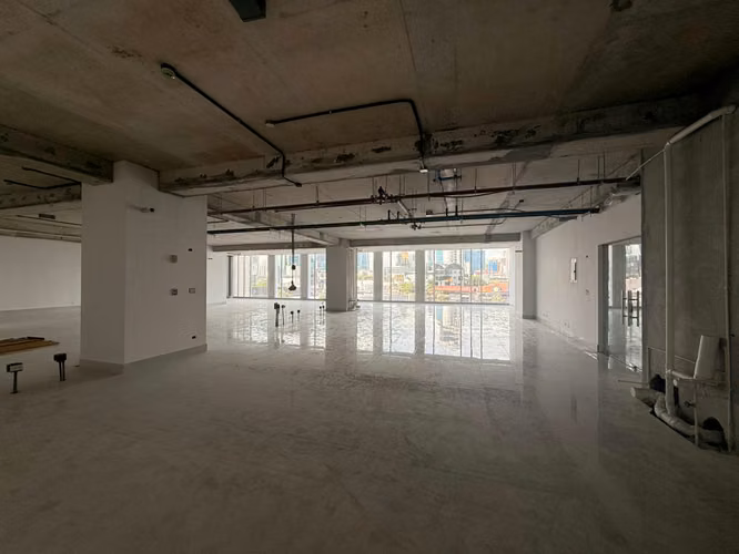 Oficina Amplia en gris de 425 m² en The Towers Plaza en Venta