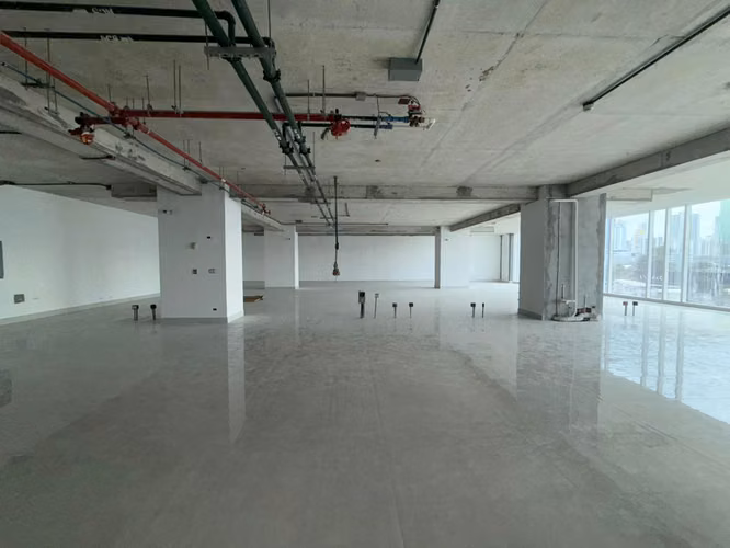 Oficina Amplia en gris de 425 m² en The Towers Plaza en Venta