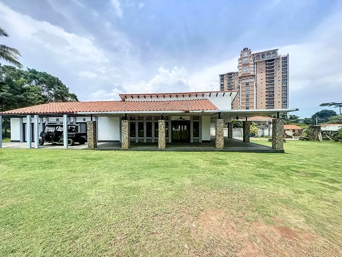 Venta de Casa con Piscina en Coronado – Club de Golf