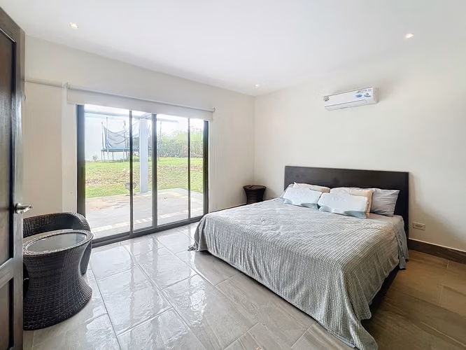 Venta de Casa con Piscina en Coronado – Club de Golf