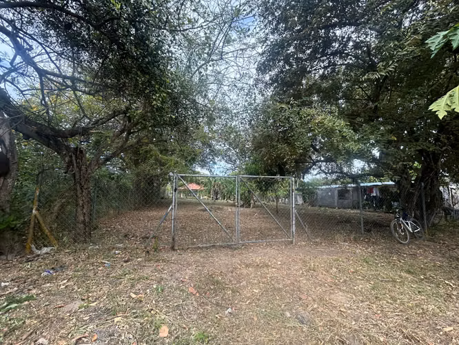 Vendo terreno de playa plano en Nueva Gorgona. Negociable