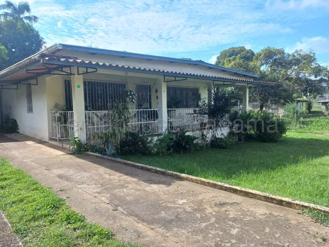 I sell House with Spacious Land in Vista Alegre, Arraijan. ABS