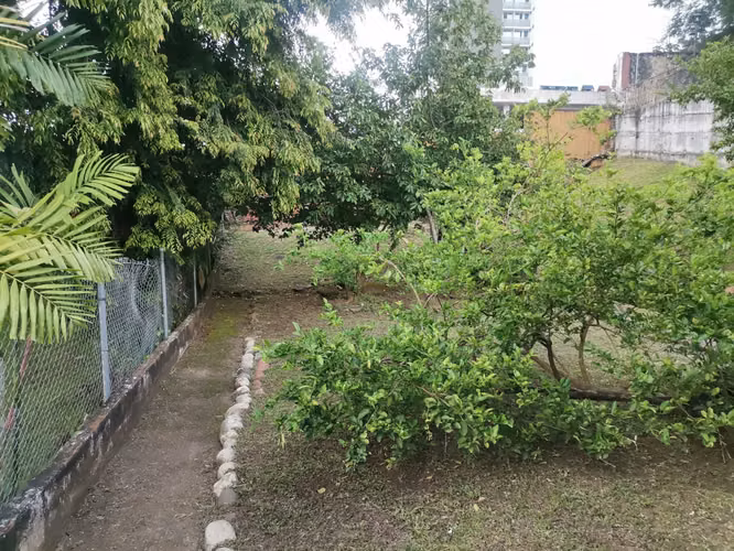 SE VENDE CASA BETHANIA MIRAFLORES 3 HABITACIONES TERRENO 560M2