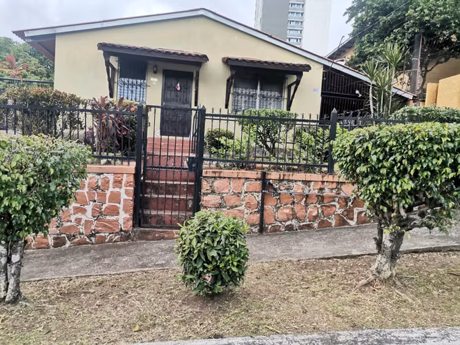 SE VENDE CASA BETHANIA MIRAFLORES 3 HABITACIONES TERRENO 560M2