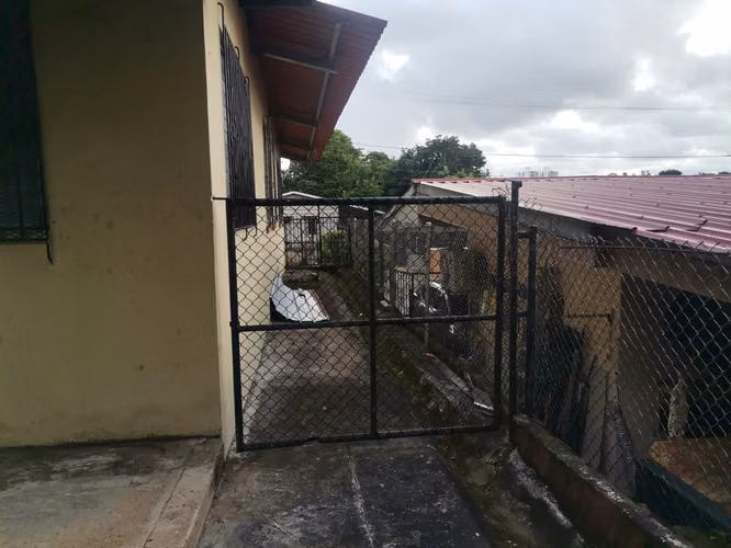SE VENDE CASA BETHANIA MIRAFLORES 3 HABITACIONES TERRENO 560M2
