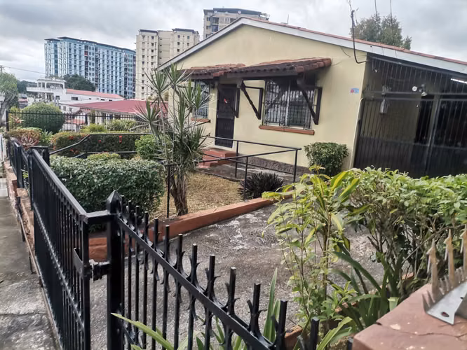 SE VENDE CASA BETHANIA MIRAFLORES 3 HABITACIONES TERRENO 560M2
