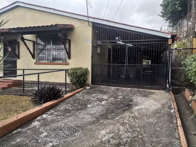 SE VENDE CASA BETHANIA MIRAFLORES 3 HABITACIONES TERRENO 560M2