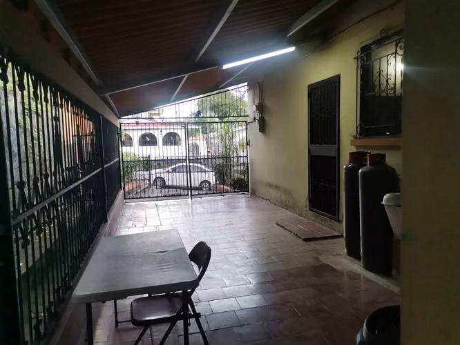 SE VENDE CASA BETHANIA MIRAFLORES 3 HABITACIONES TERRENO 560M2