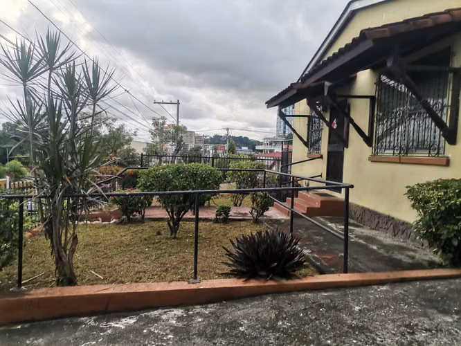 SE VENDE CASA BETHANIA MIRAFLORES 3 HABITACIONES TERRENO 560M2