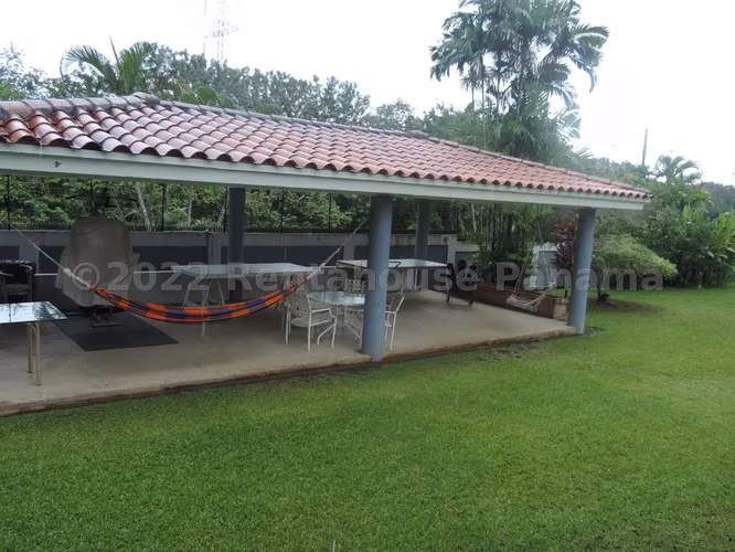 Se Vende Casa en Brisas Del Golf MDV3-10370