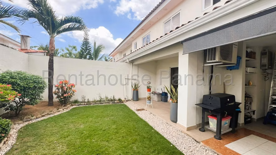 Se Vende Casa en Versalles VLU26-6247