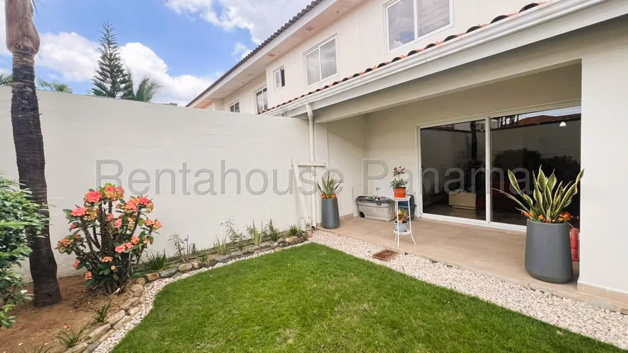 Se Vende Casa en Versalles VLU26-6247