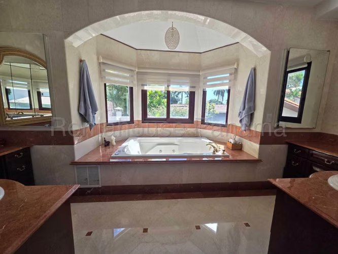 Alquiler de casa en Altos del Golf    AK