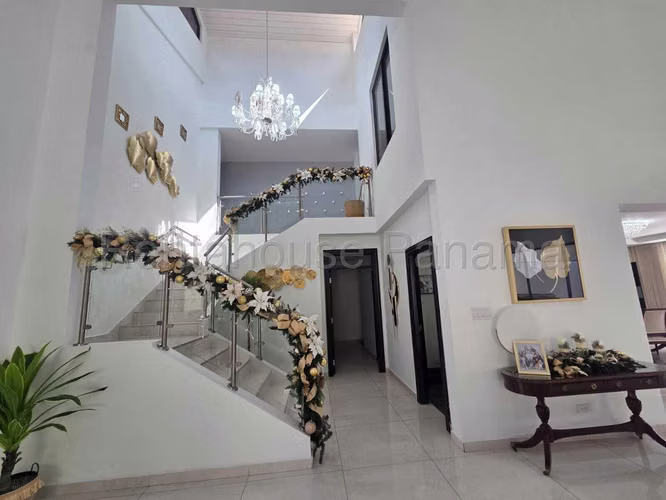 Alquiler de casa en Altos del Golf    AK