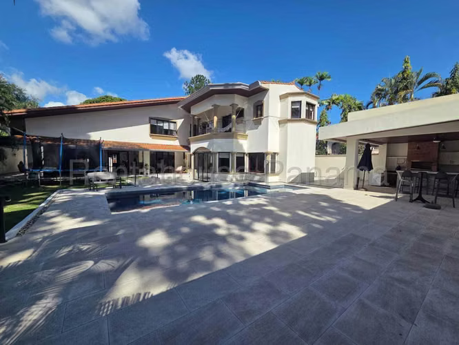 House for rent in Altos del Golf AK