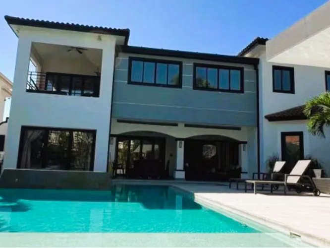 CASA con PISCINA en COSTA del ESTE - 5 Recámaras - 450 M²