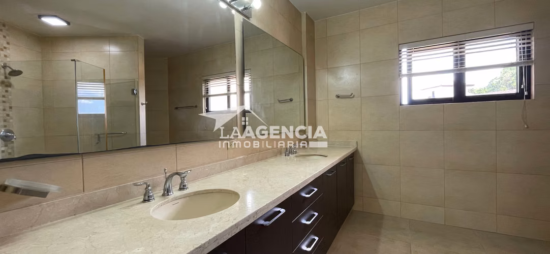 Albrook, Venta de Apartamento en Embassy Village, para inversión