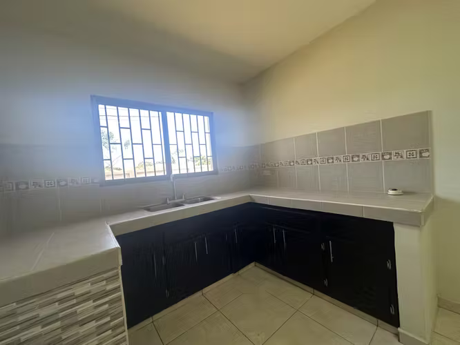 SE ALQUILA CASA AMPLIA Y CERCADA EN RESIDENCIAL EXCLUSIVO DE DAVID - Imagen 7