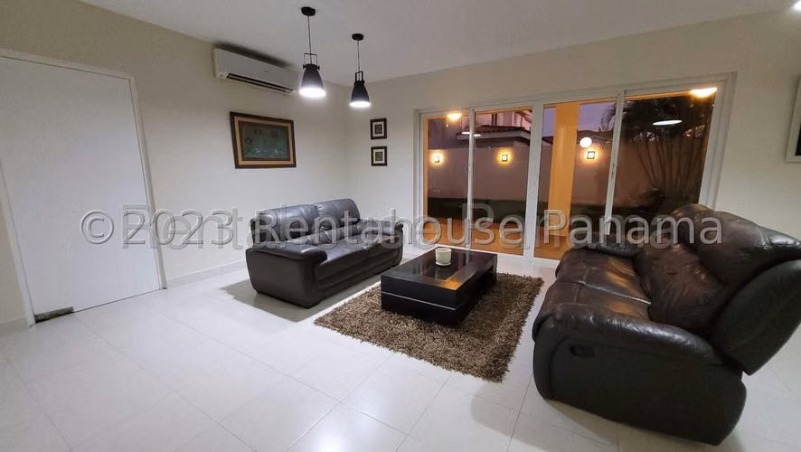 Se Vende Casa en Versalles LA26-3869