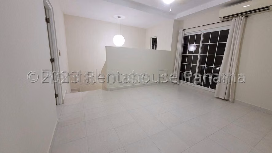 Se Vende Casa en Versalles LA26-3869