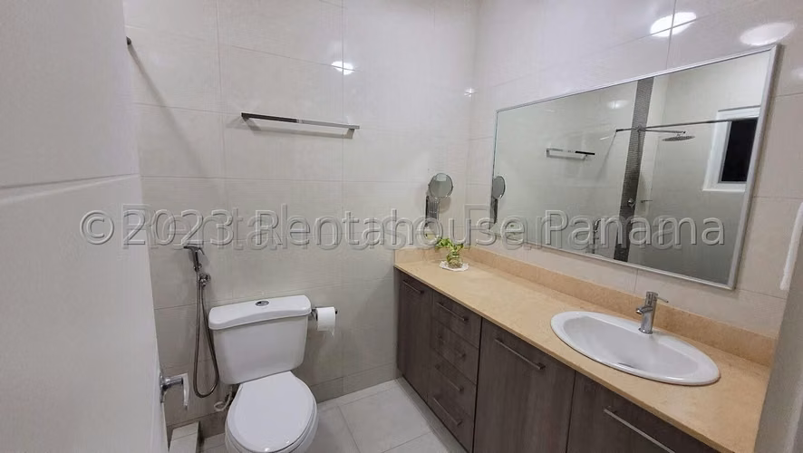 Se Vende Casa en Versalles LA26-3869