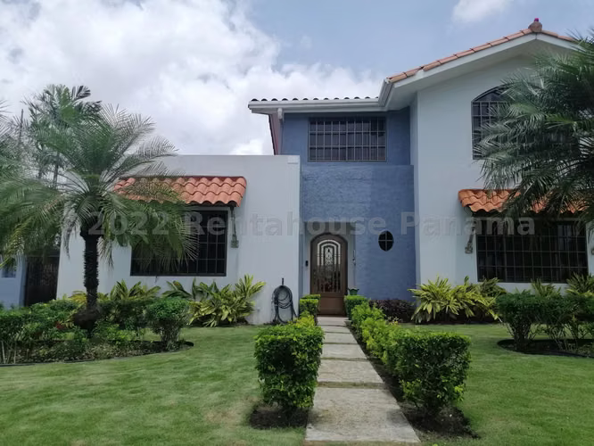 Venta de acogedora Casa en Brisas del Golf Mts2: 833 PD