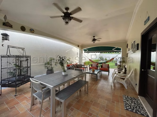 Espectacular Casa en Las Huacas en venta, 26-6382BTE