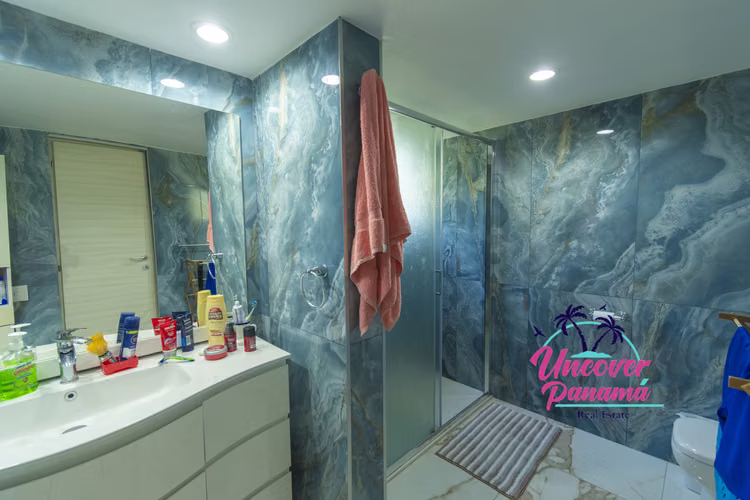 Casa completamente remodelada con piscina y vista al campo de golf