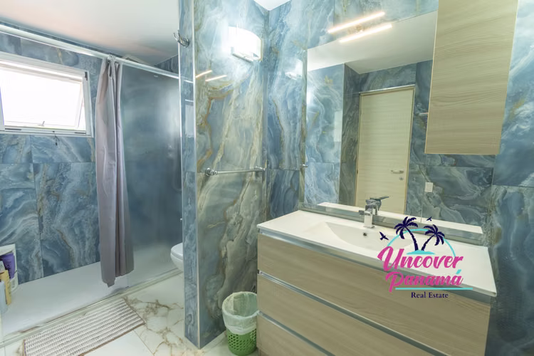 Casa completamente remodelada con piscina y vista al campo de golf
