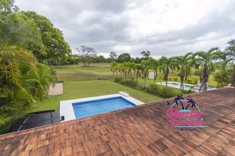 Casa completamente remodelada con piscina y vista al campo de golf