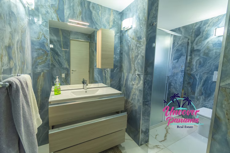 Casa completamente remodelada con piscina y vista al campo de golf