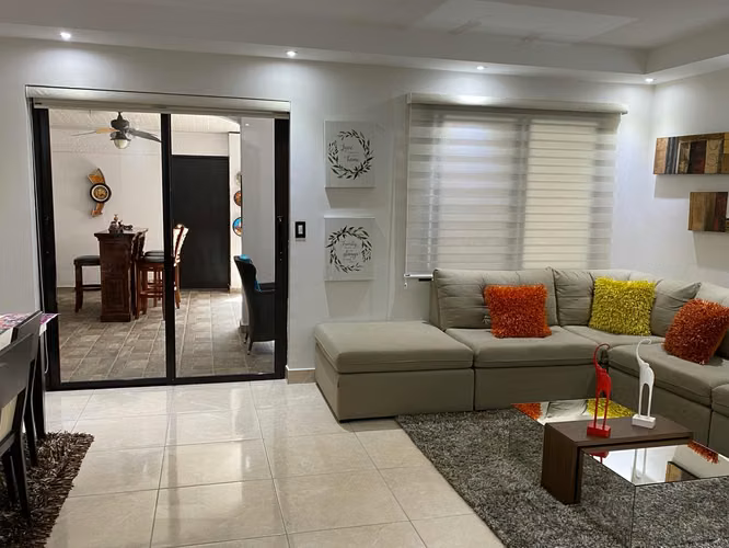 Vendo Casa en Versalles * Con piscina, Bar y Área de Barbacoa