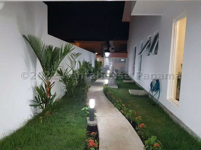 vendo casa en HORIZONTES altos de panama OF 25-4450
