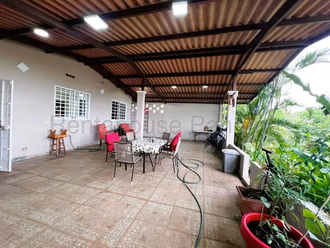 Venta de casa en Brisas del Golf   AK