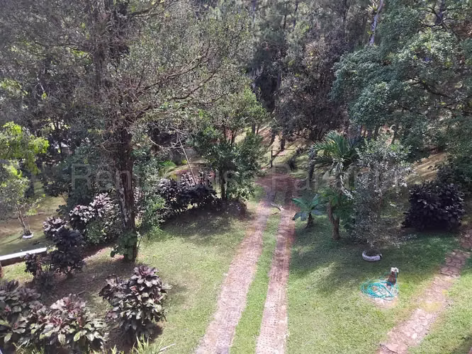VENTA DE LOTE CON CABAÑA EN ALTOS DE  CERRO AZUL HQ