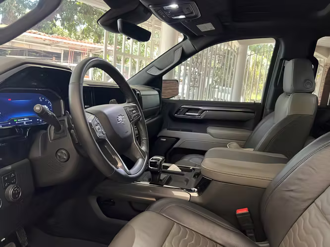 SE VENDE CHEVROLET SILVERADO ZR2 2025 CON 11MIL KM