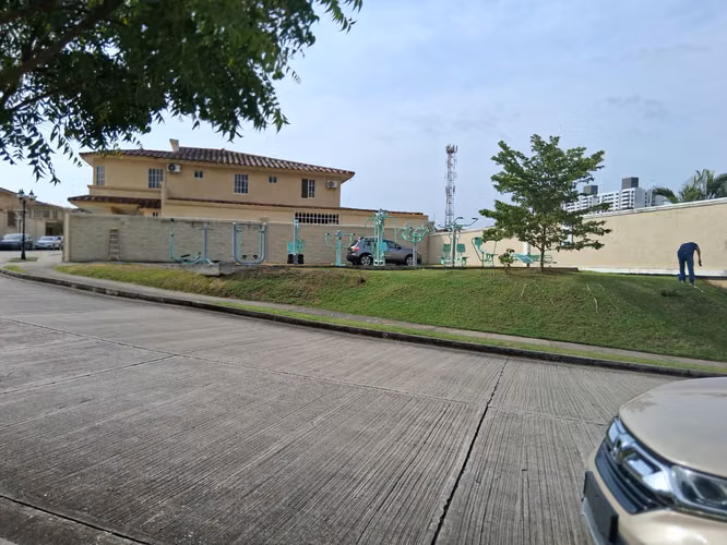 SE VENDE CASA EN DORADO SPRING – EXCLUSIVA RESIDENCIA EN COMUNIDAD CERRADA